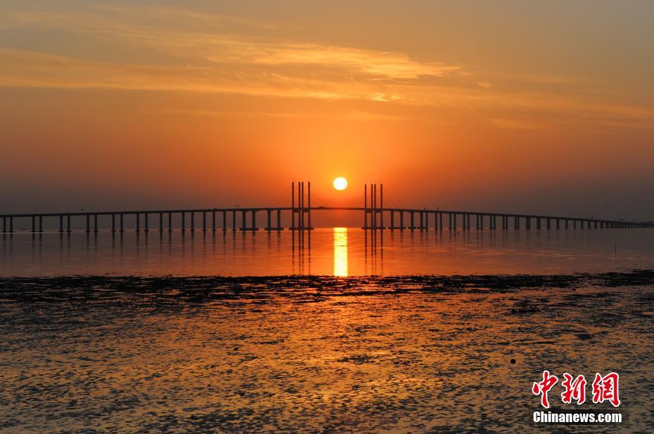 まるで「虹の橋」のように美しい風(fēng)景　夕日に照らされた海と大橋　山東省