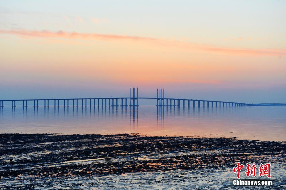 まるで「虹の橋」のように美しい風(fēng)景　夕日に照らされた海と大橋　山東省