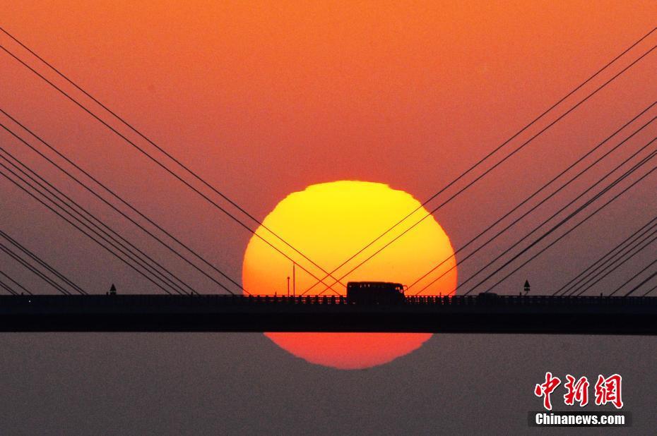 まるで「虹の橋」のように美しい風(fēng)景　夕日に照らされた海と大橋　山東省