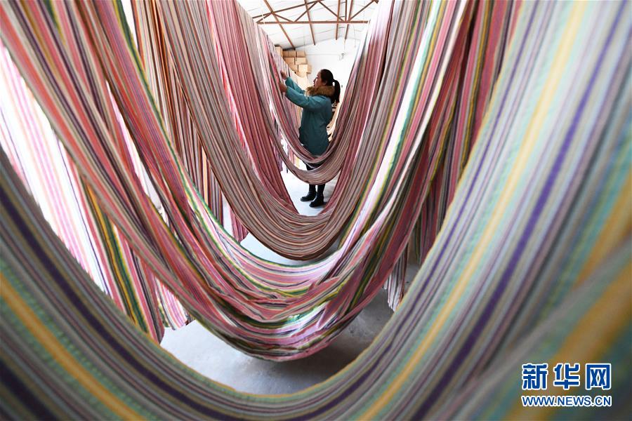 伝統(tǒng)的な手織り木綿と現(xiàn)代消費(fèi)理念を融合　2500人の農(nóng)民の雇用創(chuàng)出　河北省