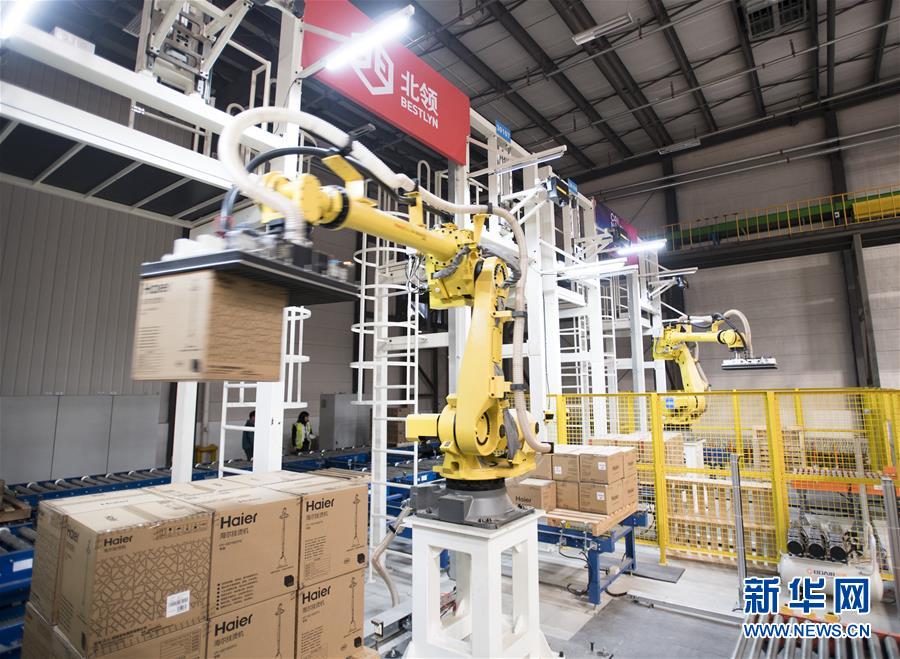 「キリンアーム」の名で親しまれるロボットアームが物流倉(cāng)庫(kù)で大活躍　武漢市