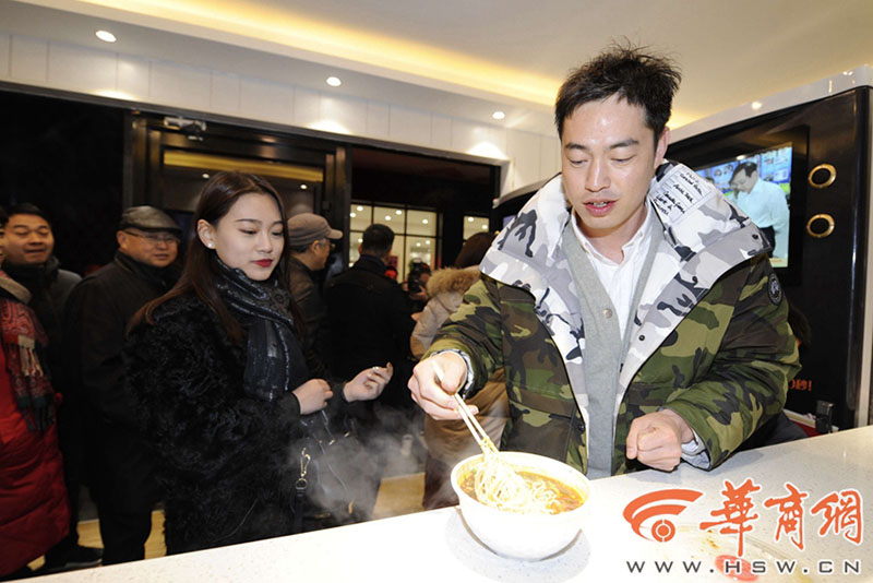 西安市の街中に「スマート麺レストラン」登場(chǎng)　1分で麺1杯