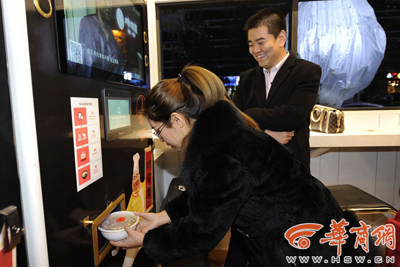 西安市の街中に「スマート麺レストラン」登場(chǎng)　1分で麺1杯