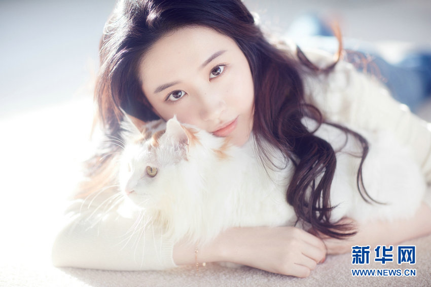 女優(yōu)の劉亦菲がネコとまったりする寫(xiě)真公開(kāi)