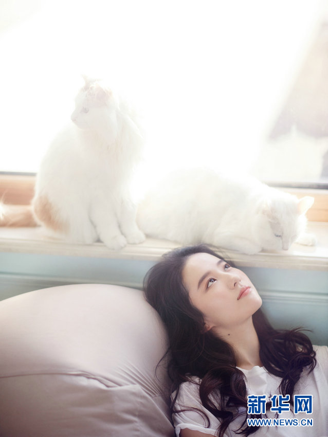 女優(yōu)の劉亦菲がネコとまったりする寫真公開