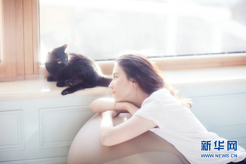 女優(yōu)の劉亦菲がネコとまったりする寫真公開