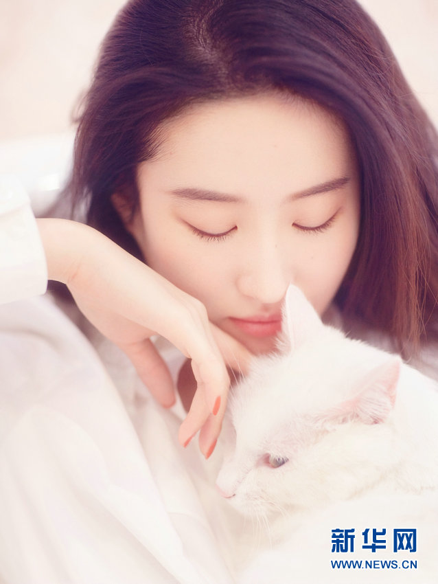 女優(yōu)の劉亦菲がネコとまったりする寫(xiě)真公開(kāi)