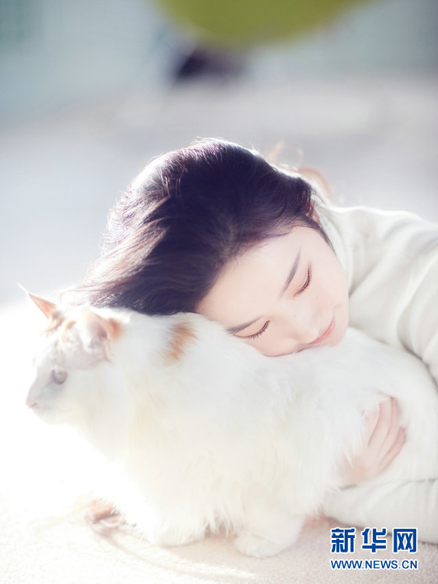 女優(yōu)の劉亦菲がネコとまったりする寫(xiě)真公開(kāi)