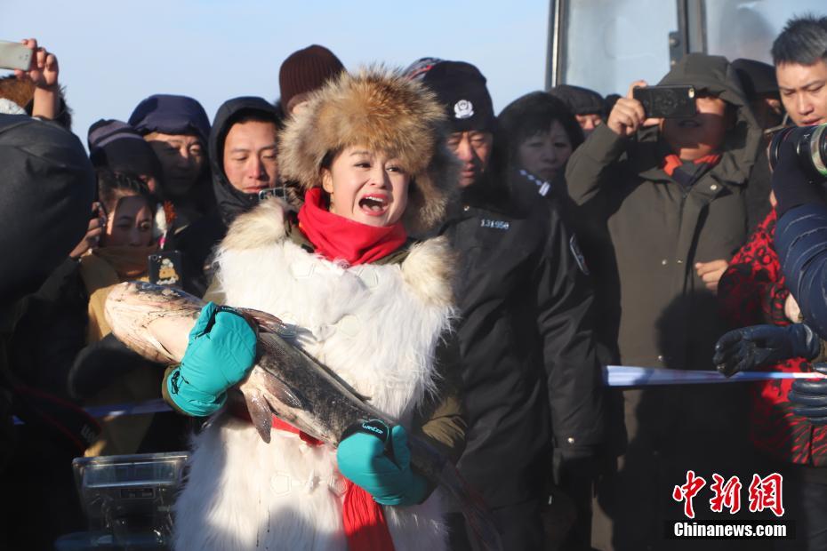 漁獲量はなんと4萬キロ！冬の魚捕りイベント　黒竜江五大連池景勝地