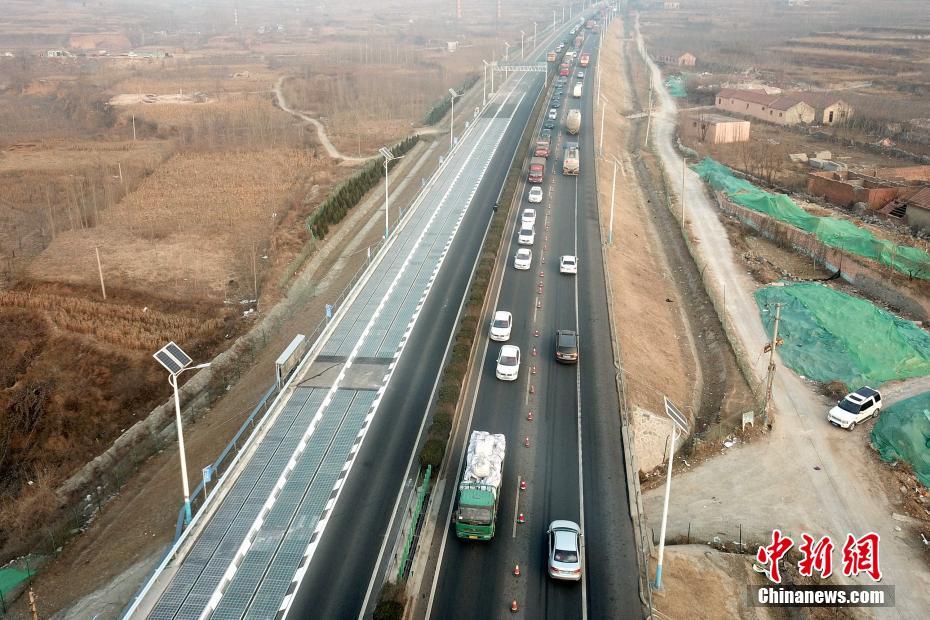 世界初の太陽(yáng)光発電高速道路試験區(qū)間が開通　山東省