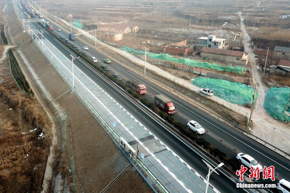 世界初の太陽光発電高速道路試験區(qū)間が開通　山東省