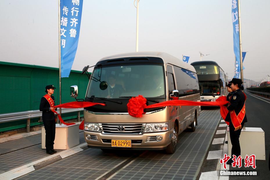世界初の太陽(yáng)光発電高速道路試験區(qū)間が開(kāi)通　山東省