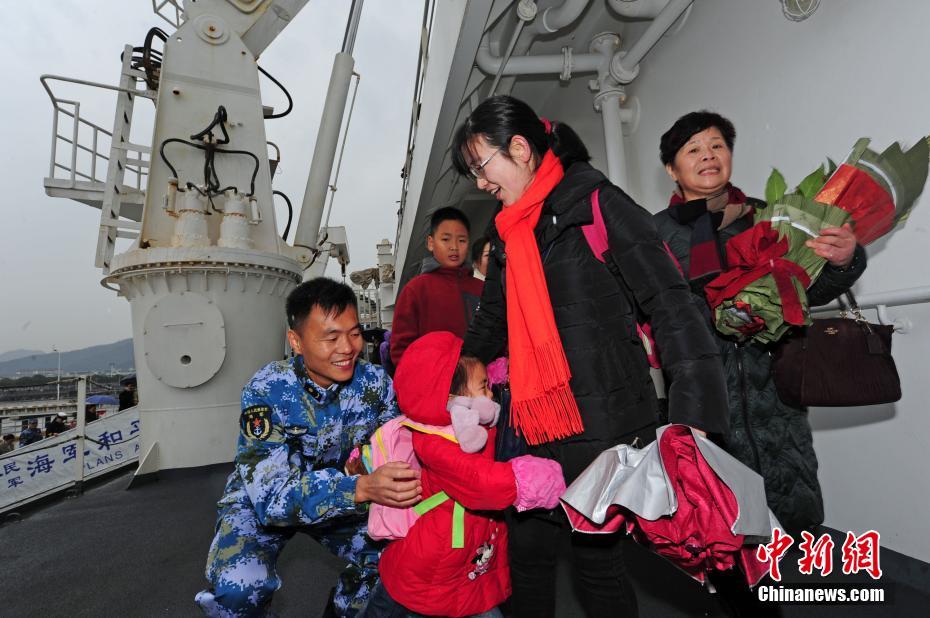 初のアフリカ訪問後、帰港した病院船「平和の方舟」