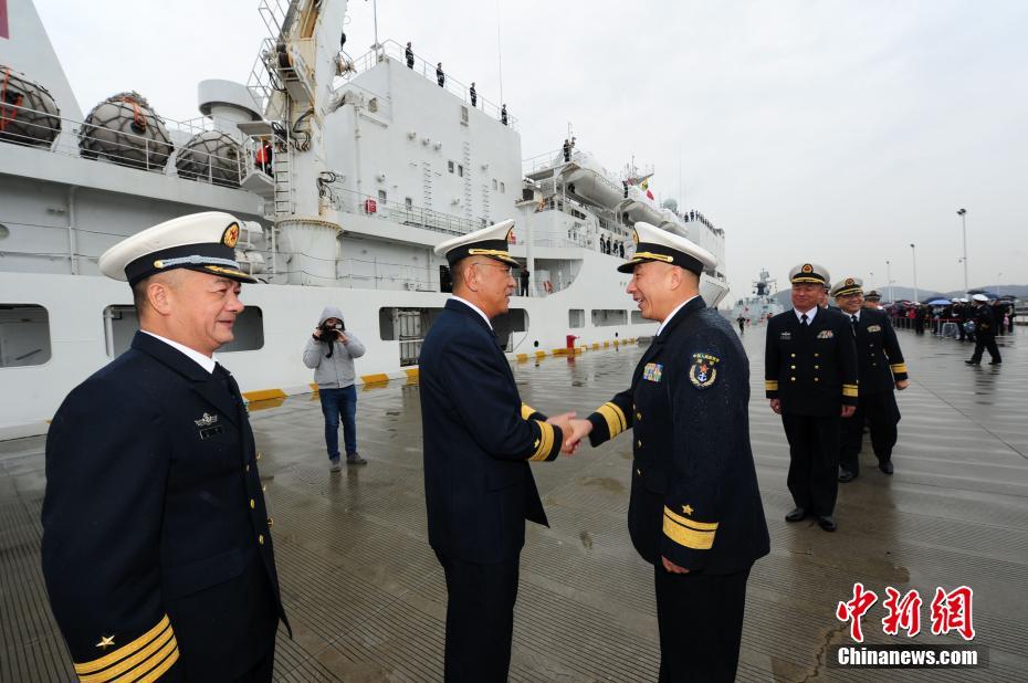 初のアフリカ訪問後、帰港した病院船「平和の方舟」