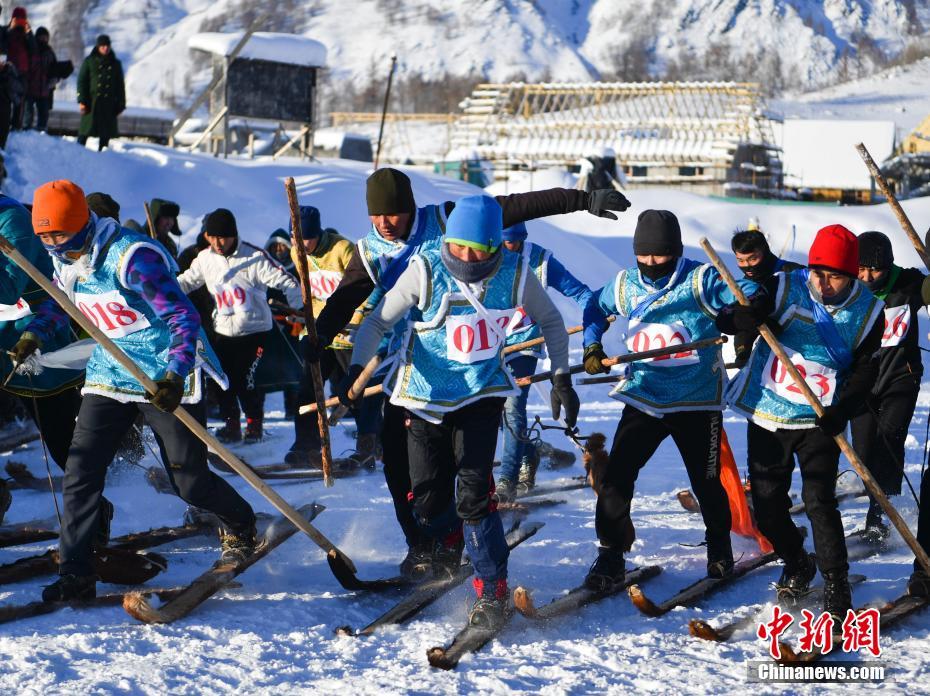 新疆の村で50センチの積雪　雪遊びを楽しむ観光客と村民
