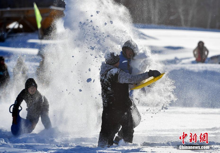 新疆の村で50センチの積雪　雪遊びを楽しむ観光客と村民