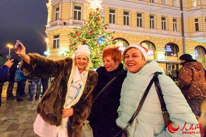 夜空を彩る花火　新年迎えたモスクワのクレムリン