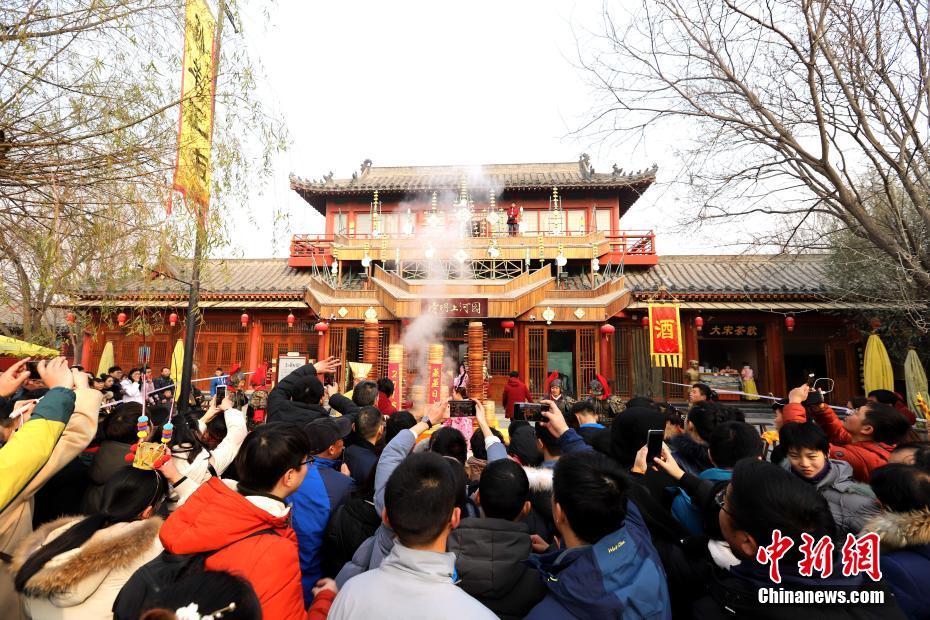 新年の幸運(yùn)祈願(yuàn)となる小籠包無料配布に観光客殺到　河南省