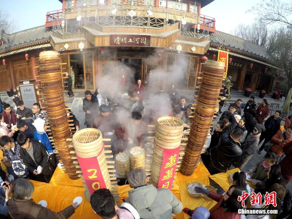 新年の幸運(yùn)祈願(yuàn)となる小籠包無料配布に観光客殺到　河南省