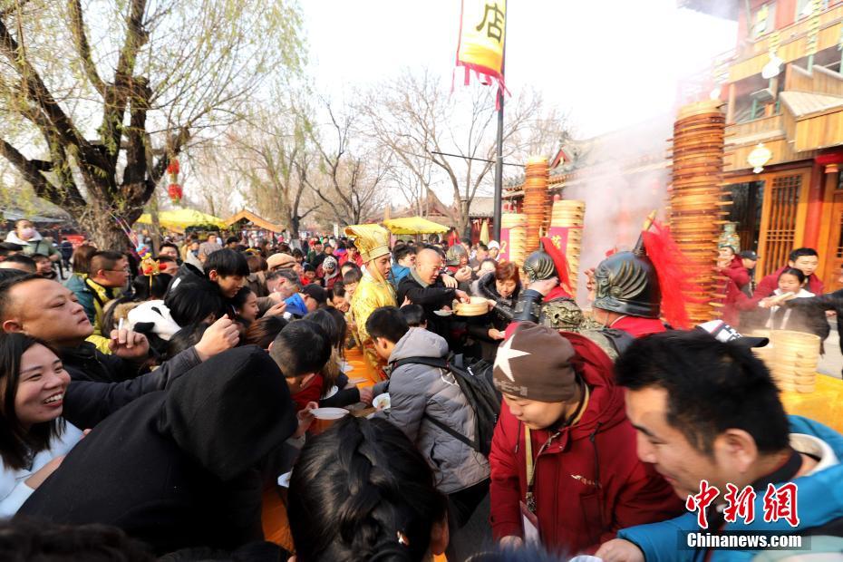 新年の幸運(yùn)祈願(yuàn)となる小籠包無料配布に観光客殺到　河南省