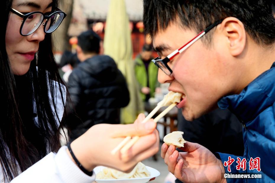 新年の幸運(yùn)祈願(yuàn)となる小籠包無料配布に観光客殺到　河南省