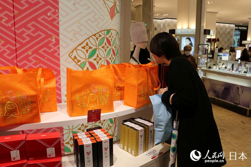 日本、熾烈な福袋商戦　今年は「體験型」が目玉