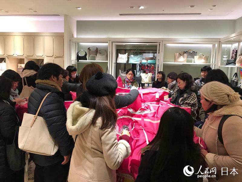 日本、熾烈な福袋商戦　今年は「體験型」が目玉