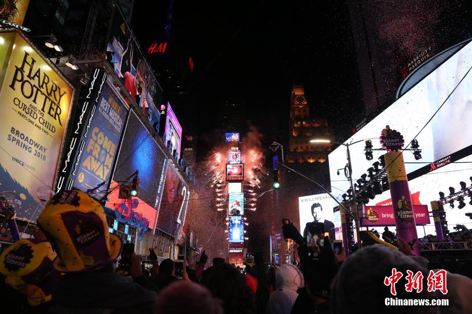 タイムズスクエアのカウントダウン開(kāi)幕セレモニーで重慶の龍踴り披露