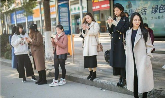 杭州の「ネット人気バス」 美人に見とれていて下車し忘れる男性客も