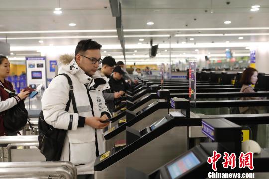 上海浦東國際空港、新たに21基の自動(dòng)出國審査ゲートを増?jiān)O(shè)