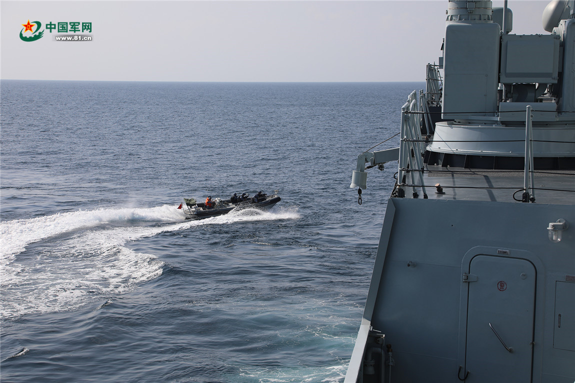 中國海軍第28次護衛(wèi)艦隊が乗っ取られた船舶の武力救出訓練を?qū)g施