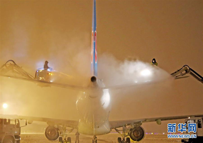 中國中東部の広い範囲で降雪　除雪作業(yè)や安全作業(yè)に勵む人々