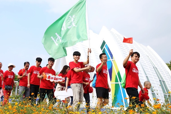 海南省三亜市：1千人が天涯海角遊覧區(qū)を歩いて新年迎える