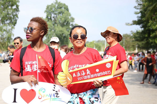 海南省三亜市：1千人が天涯海角遊覧區(qū)を歩いて新年迎える