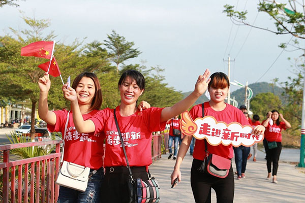 海南省三亜市：1千人が天涯海角遊覧區(qū)を歩いて新年迎える