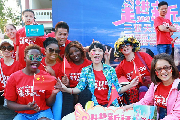 海南省三亜市：1千人が天涯海角遊覧區(qū)を歩いて新年迎える