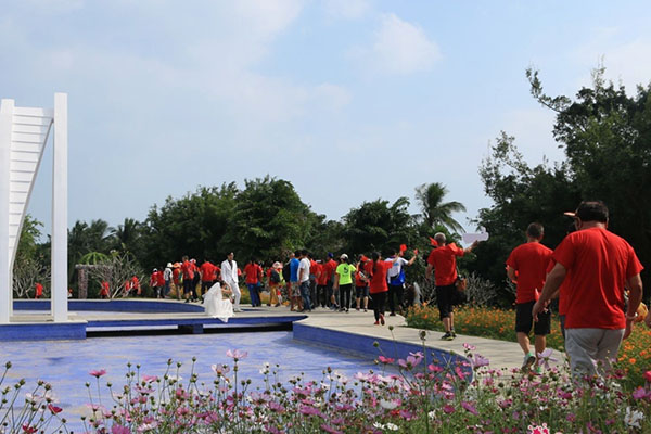 海南省三亜市：1千人が天涯海角遊覧區(qū)を歩いて新年迎える