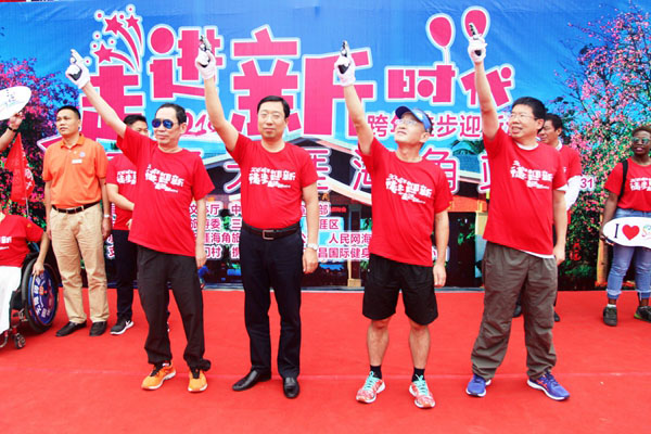 海南省三亜市：1千人が天涯海角遊覧區(qū)を歩いて新年迎える