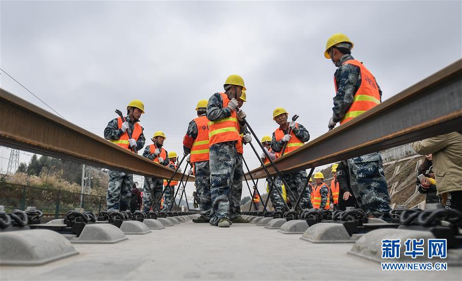 成貴高速鉄道の楽山-貴陽(yáng)區(qū)間で軌道敷設(shè)工事スタート