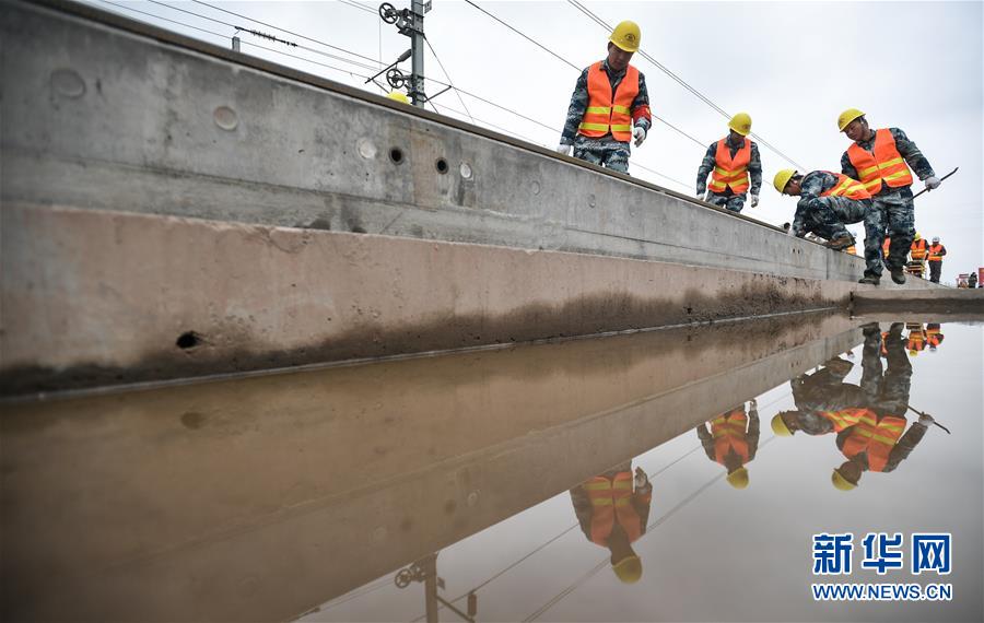 成貴高速鉄道の楽山-貴陽(yáng)區(qū)間で軌道敷設(shè)工事スタート