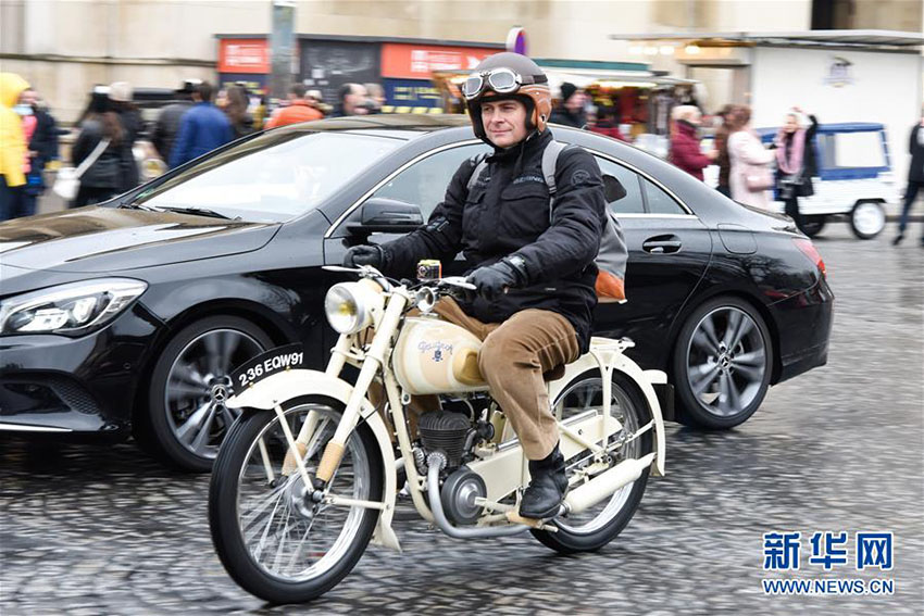 レトロな車やバイクが続々と　第18回クラシックカー冬季パリパレード