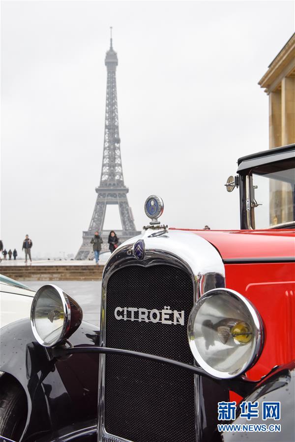 レトロな車やバイクが続々と　第18回クラシックカー冬季パリパレード