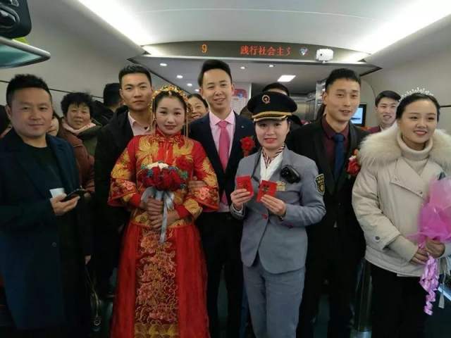 豪雪で道路封鎖、新郎が高速鉄道で新婦出迎えに、ネット上でも祝福の嵐