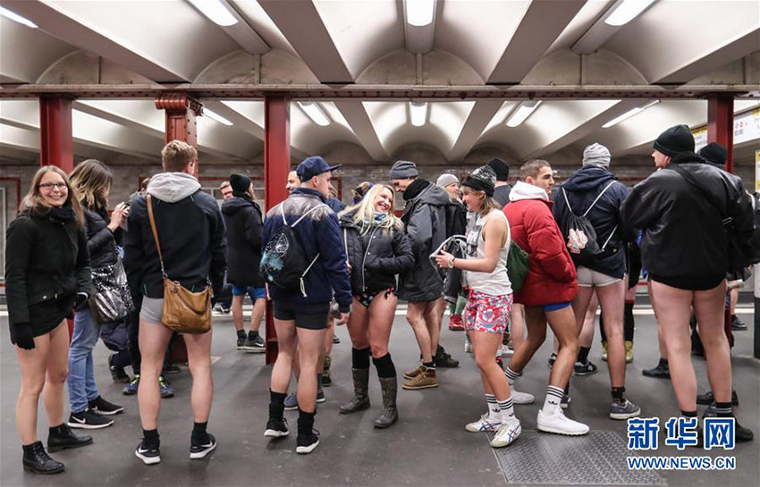 下半身にパンツ1枚で地下鉄乗車　獨ベルリンで「ノーパンツデー」開催　ドイツ
