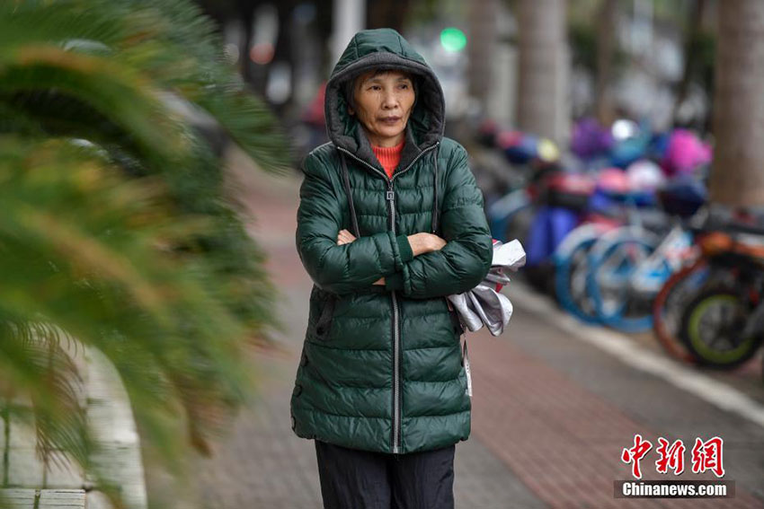 海南省気象局が寒冷警報4級発令　防寒具をしっかり著こんで外出する市民