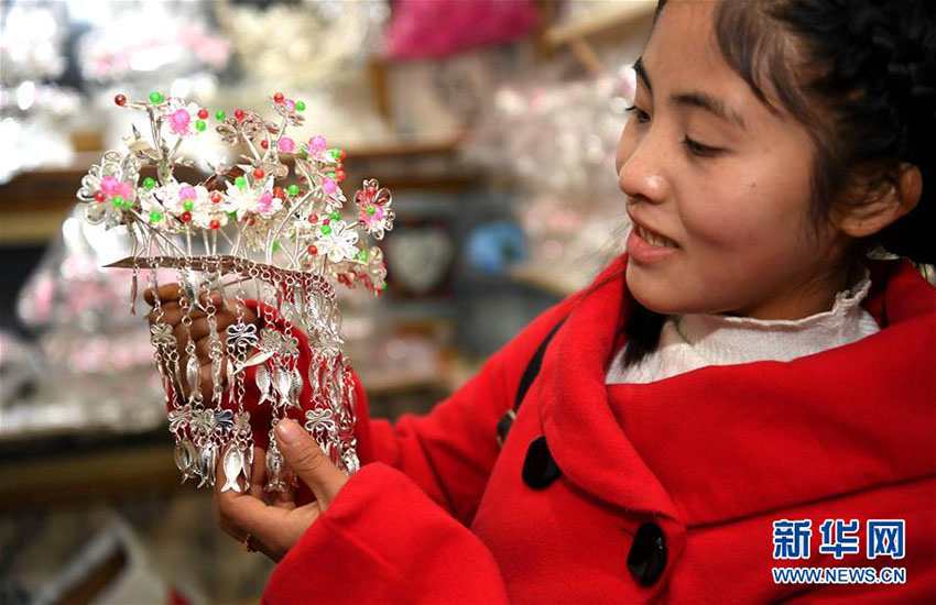 春節(jié)に備え銀裝飾品の調(diào)達を始める榕江県の人々　貴州省