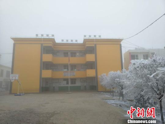 中國(guó)、寒波で頭も眉も真っ白になった少年が話(huà)題　ボランティアが寄付募る