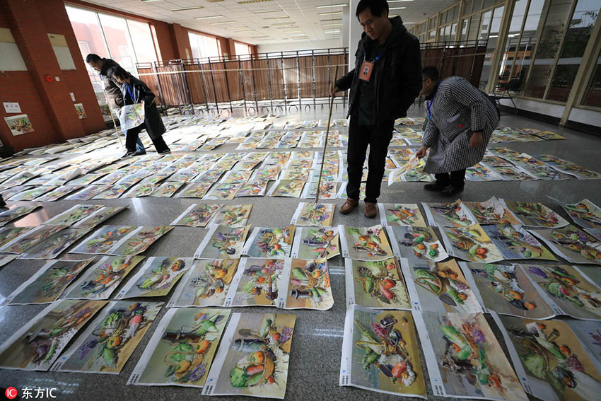 作品の山の中から優(yōu)秀作品を選ぶ美術(shù)大學(xué)統(tǒng)一試験の採(cǎi)點(diǎn)現(xiàn)場(chǎng)　山東省