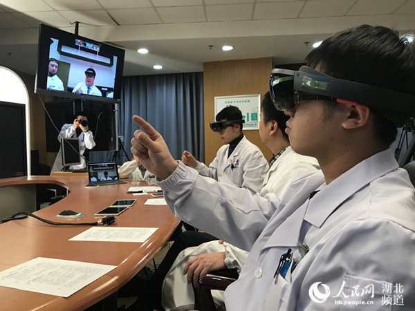MR技術を活用した世界初の遠隔手術立會いを?qū)g現(xiàn)
