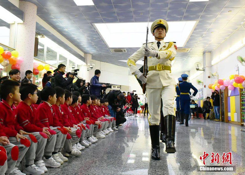 解放軍駐香港部隊(duì)、香港地區(qū)の子供たちと交流イベントを開く